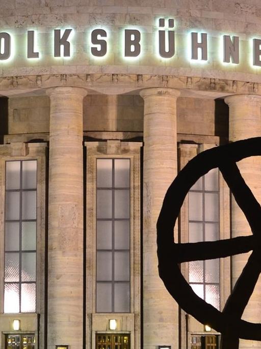 Von Scheinwerfern erleuchtet ist die Fassade des Theaters Die Volksbühne in Berlin