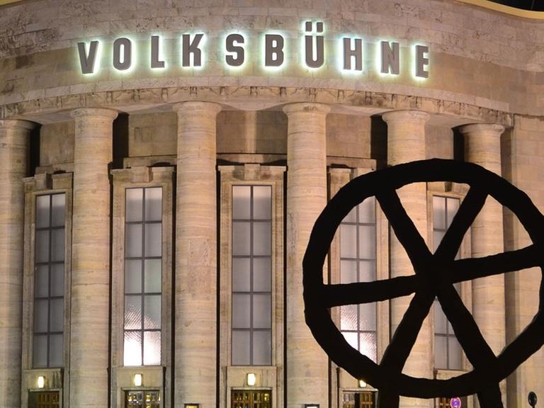 Von Scheinwerfern erleuchtet ist die Fassade des Theaters Die Volksbühne in Berlin