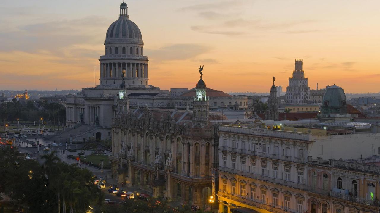 Capitolio Nacional Kapitol und Gran Teatro Theater, in der Altstadt von Havanna vor einem Abendhimmel in der Dämmerung. Capitolio Nacional Kapitol und Gran Teatro Theater, in der Altstadt von Havanna vor einem Abendhimmel in der Dämmerung.