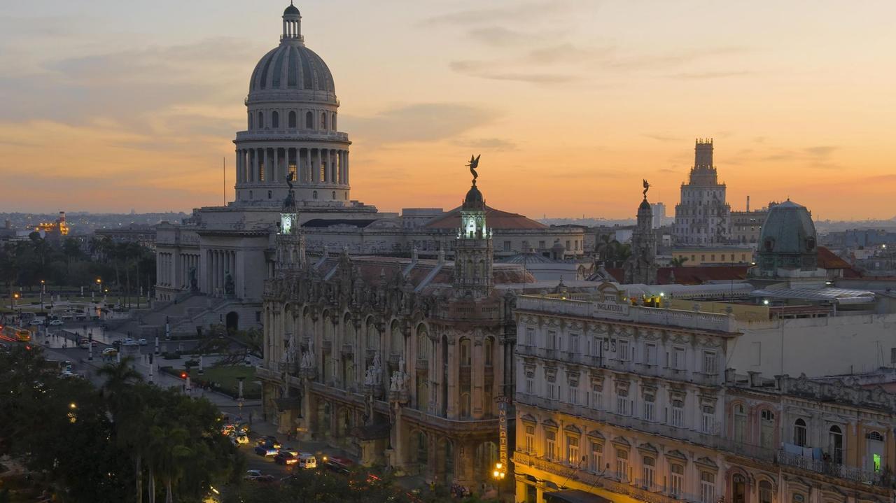 Capitolio Nacional Kapitol und Gran Teatro Theater, in der Altstadt von Havanna vor einem Abendhimmel in der Dämmerung. Capitolio Nacional Kapitol und Gran Teatro Theater, in der Altstadt von Havanna vor einem Abendhimmel in der Dämmerung.