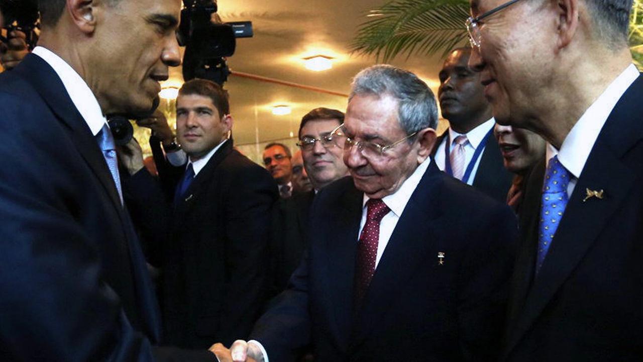 US-Präsident Barack Obama und Kubas Staatschef Raúl Castro geben sich die Hand.