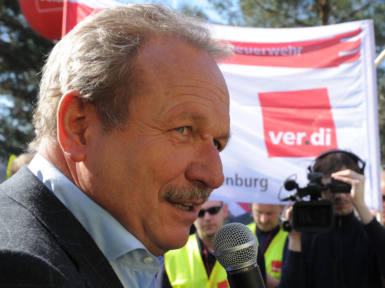 Verdi-Chef Frank Bsirske bei einer Kundgebung in Potsdam am 13.03.2014