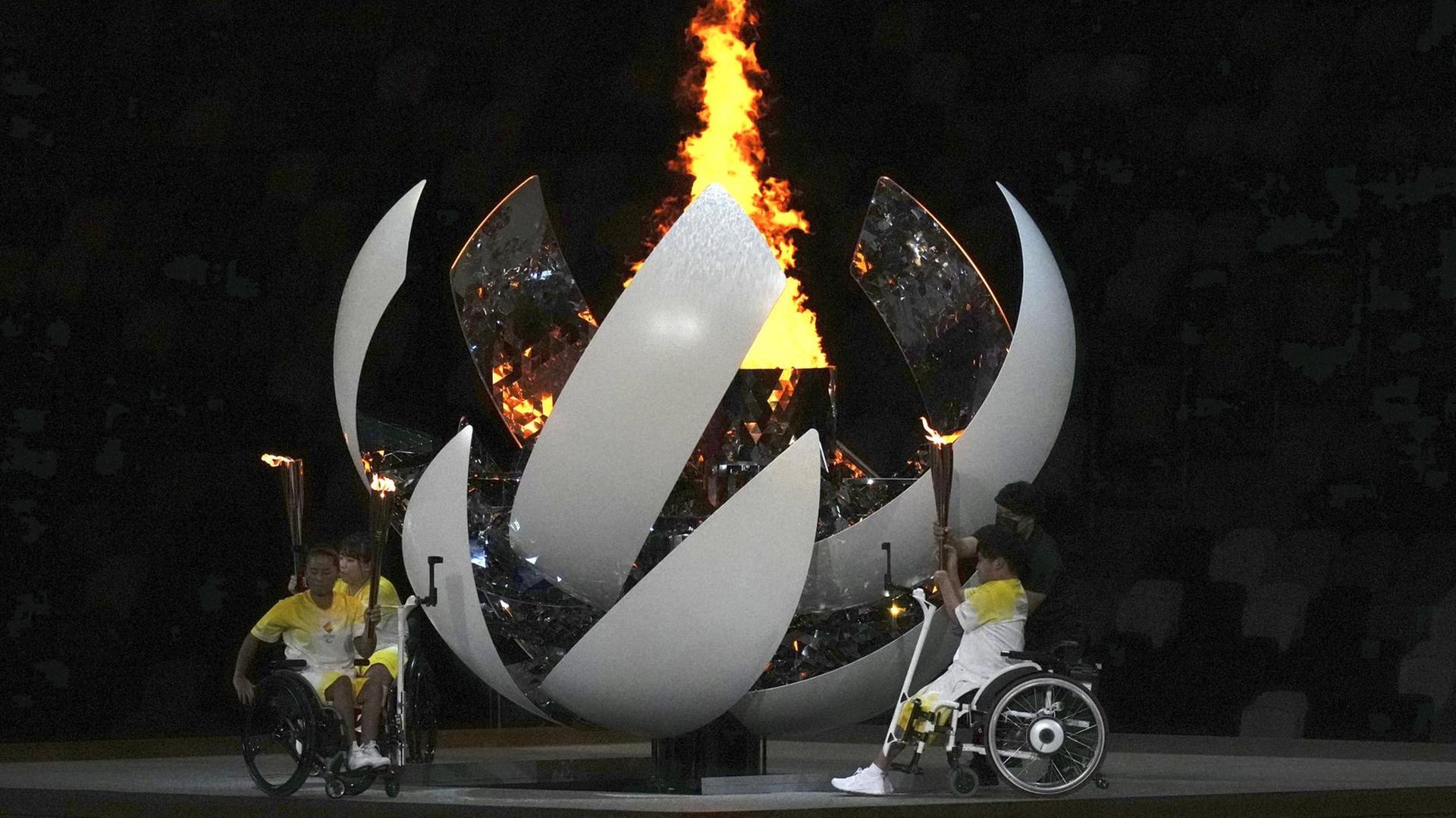 Die paralympische Fakel wird während der Eröffnungsfeier der Paralympics 2020 in Tokio entzündet. Die paralympische Fakel wird während der Eröffnungsfeier der Paralympics 2020 in Tokio entzündet.