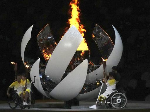Die paralympische Fakel wird während der Eröffnungsfeier der Paralympics 2020 in Tokio entzündet.