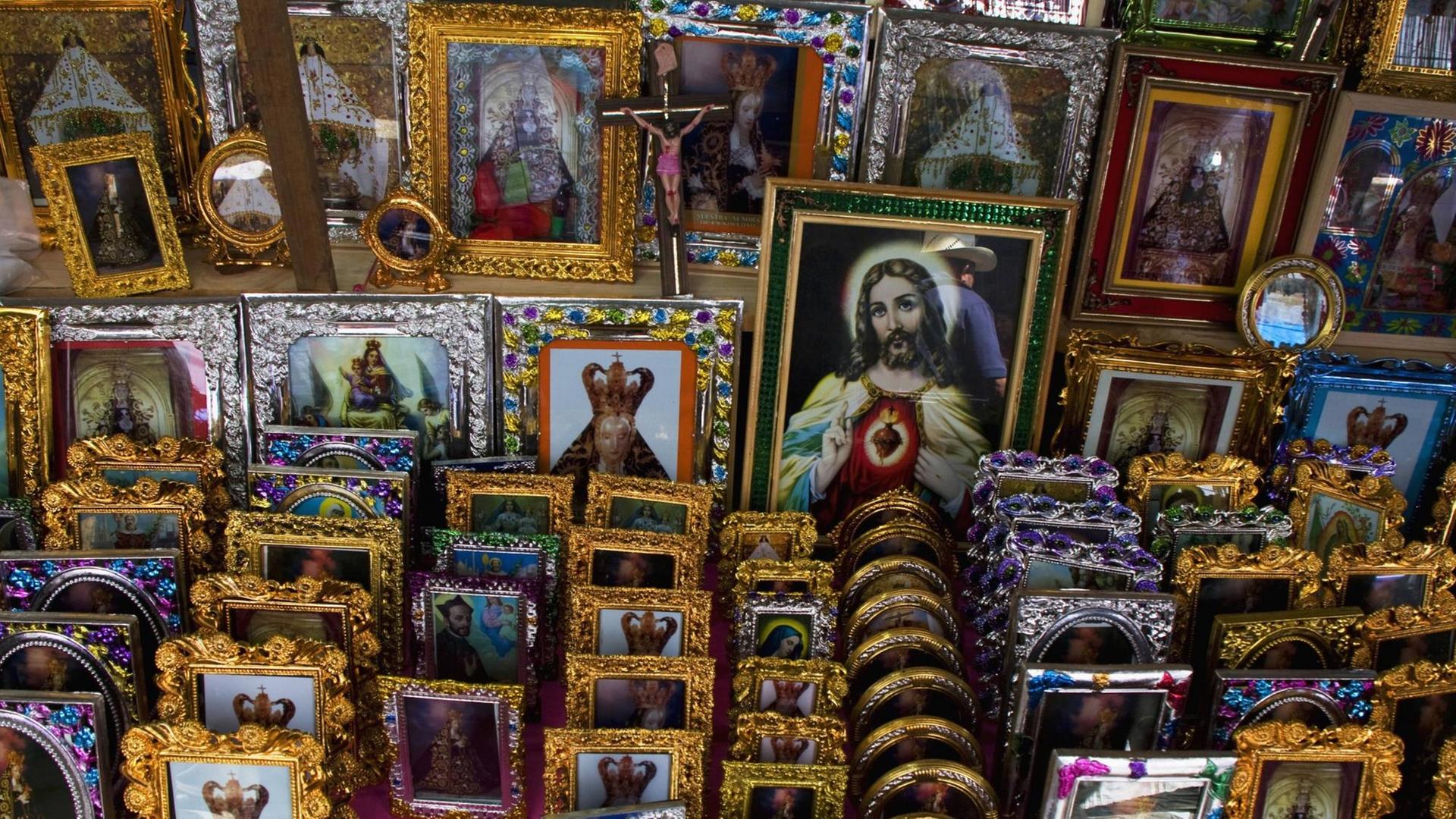 Ein Marktstand in Mexiko, mit den Ikonen unzähliger Heiliger Ein Marktstand in Mexiko, mit den Ikonen unzähliger Heiliger