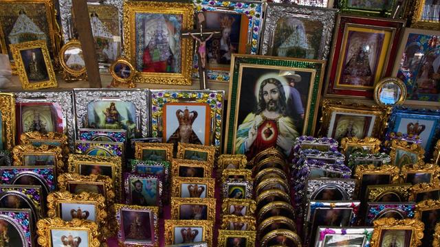Ein Marktstand in Mexiko, mit den Ikonen unzähliger Heiliger