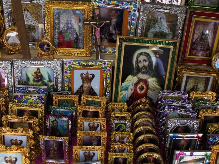 Ein Marktstand in Mexiko, mit den Ikonen unzähliger Heiliger