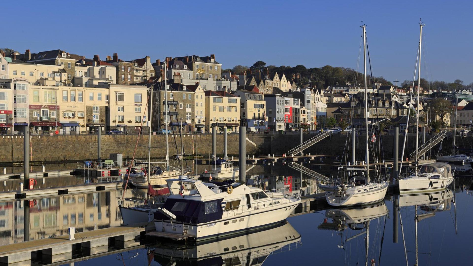 Die Albert Marina in St. Peter Port auf der Kanalinsel Guernsey. Die Albert Marina in St. Peter Port auf der Kanalinsel Guernsey.