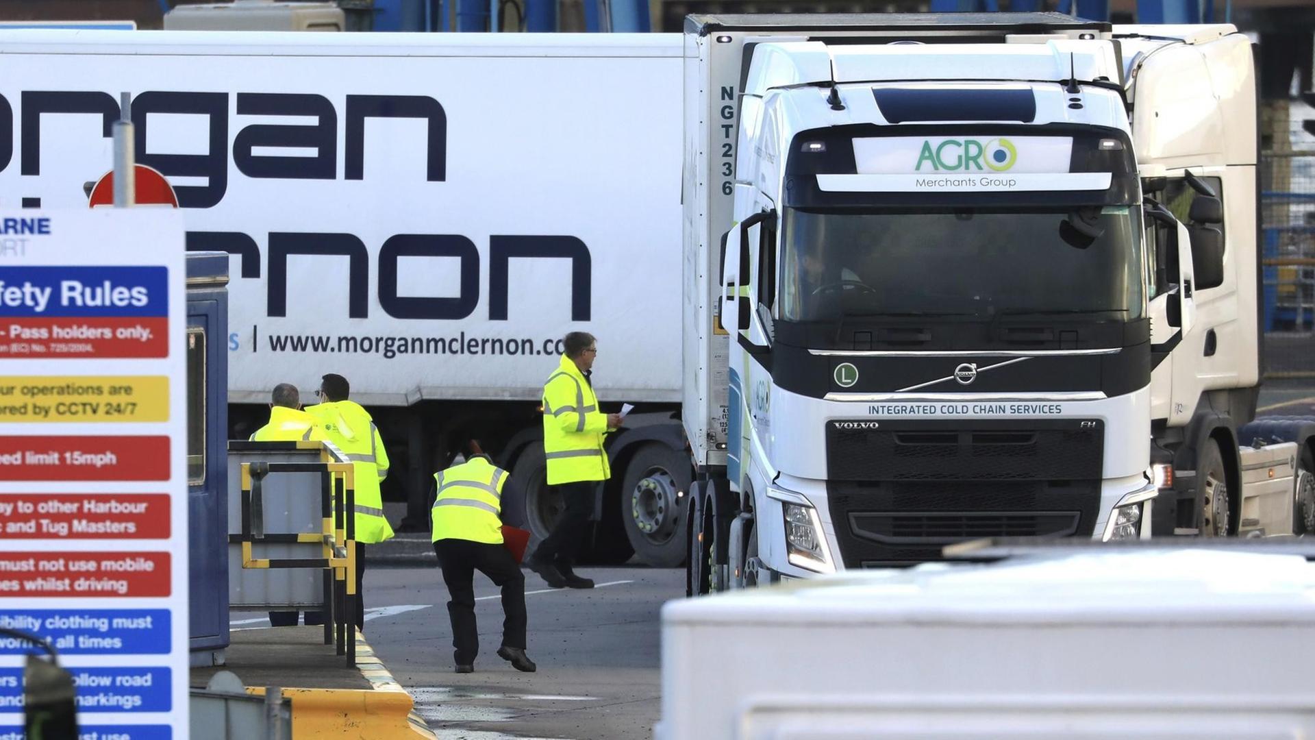 Großbritannien, Larne: Zollbedienstete kontrollieren Fahrzeuge am P&O-Fährterminal im Hafen von Larne an der Nordküste Nordirlands.