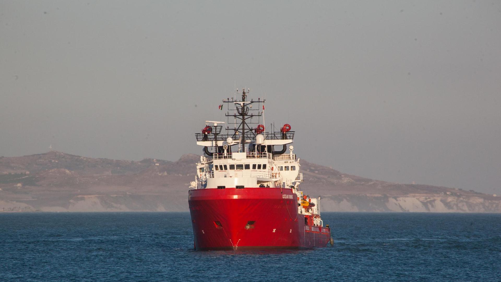 Das Schiff "Ocean Viking" vor der Küste von Italien. Das Schiff "Ocean Viking" vor der Küste von Italien.