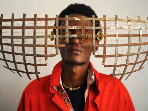 Der kenianische Künstler Cyrus Kabiru mit außergewöhnlicher Brille.