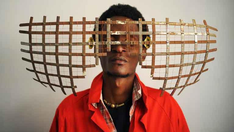 Der kenianische Künstler Cyrus Kabiru mit außergewöhnlicher Brille. Der kenianische Künstler Cyrus Kabiru mit außergewöhnlicher Brille.