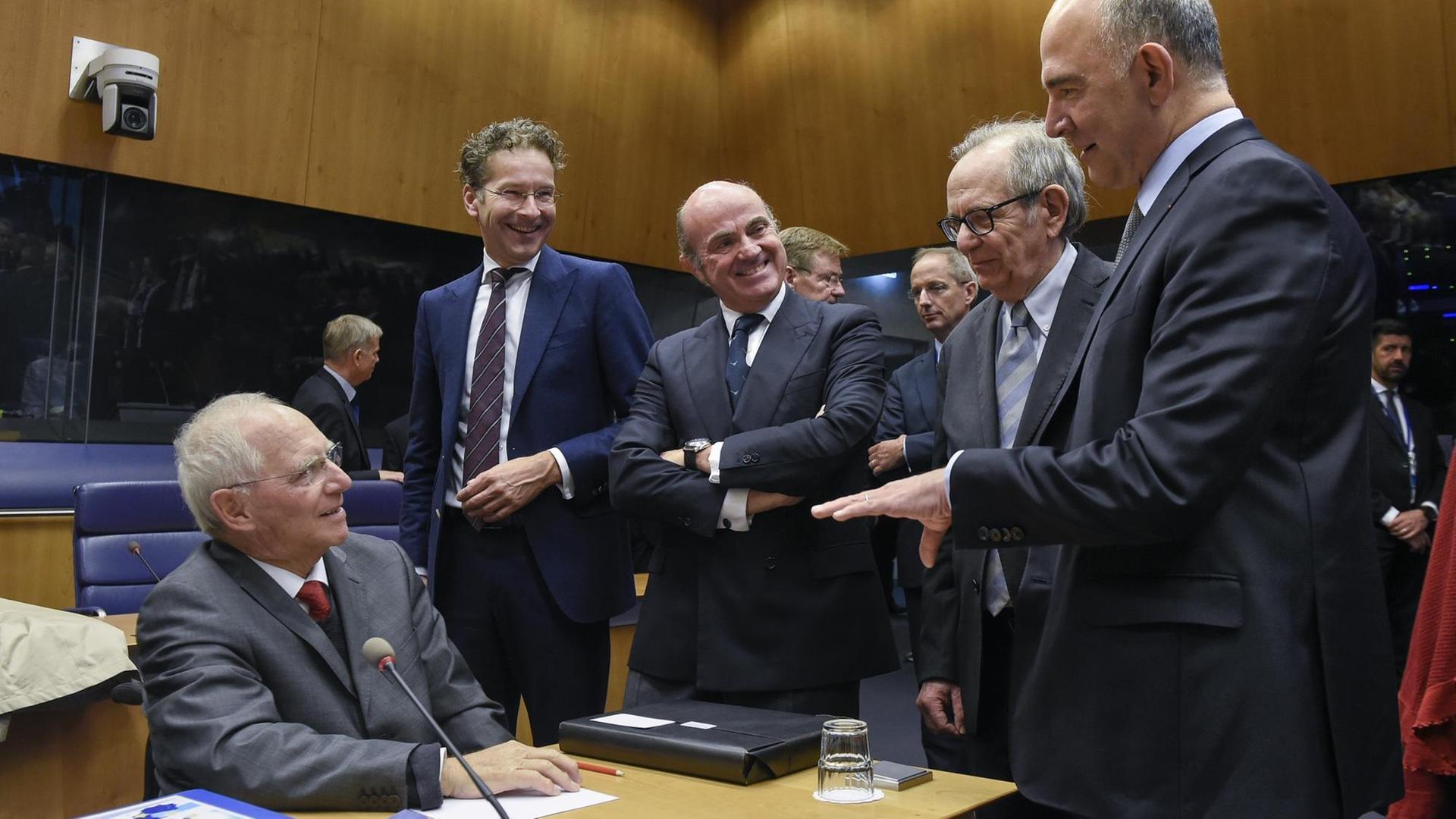 Rund um den Tisch von Schäuble haben sich die Minister versammelt, um sich von ihm zu verabschieden.