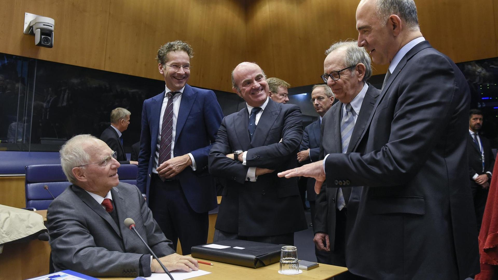 Rund um den Tisch von Schäuble haben sich die Minister versammelt, um sich von ihm zu verabschieden. Rund um den Tisch von Schäuble haben sich die Minister versammelt, um sich von ihm zu verabschieden.