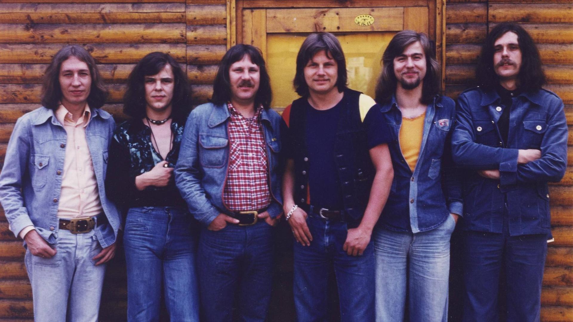 Die Band Karat 1976 von links: Keyboarder Ulrich Ed Swillms, Sänger Hans-Joachim Neumann, Sänger Herbert Dreilich, Bassist Henning Protzmann, Gitarrist Bernd Römer, Schlagzeuger Michael Schwandt.