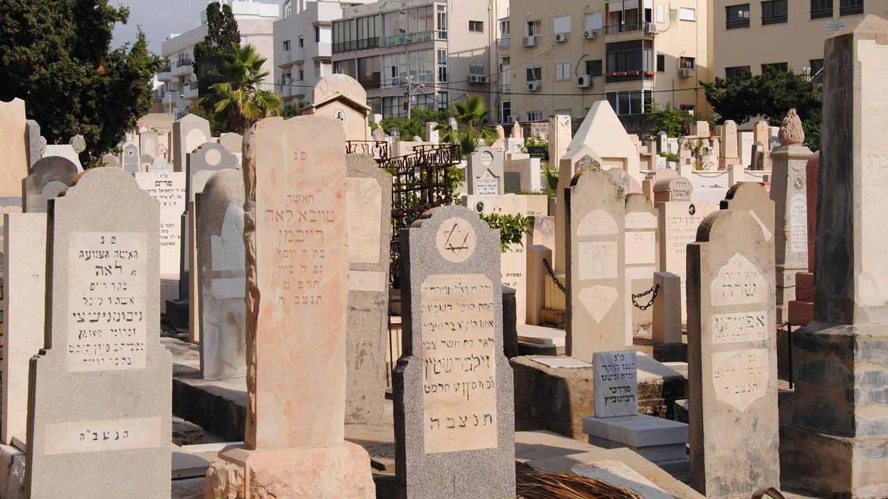 Auf dem Trumpeldor Friedhof in Tel Aviv