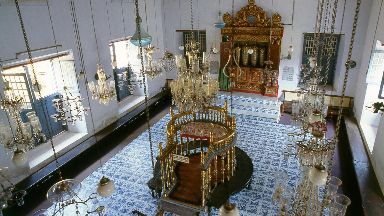Blick in das Innere der Paradesi Synagoge in Kochi, der ältestesten aktiven Synagoge in Indien and also the Commonwealth of Nations. Blick in das Innere der Paradesi Synagoge in Kochi, der ältestesten aktiven Synagoge in Indien and also the Commonwealth of Nations.