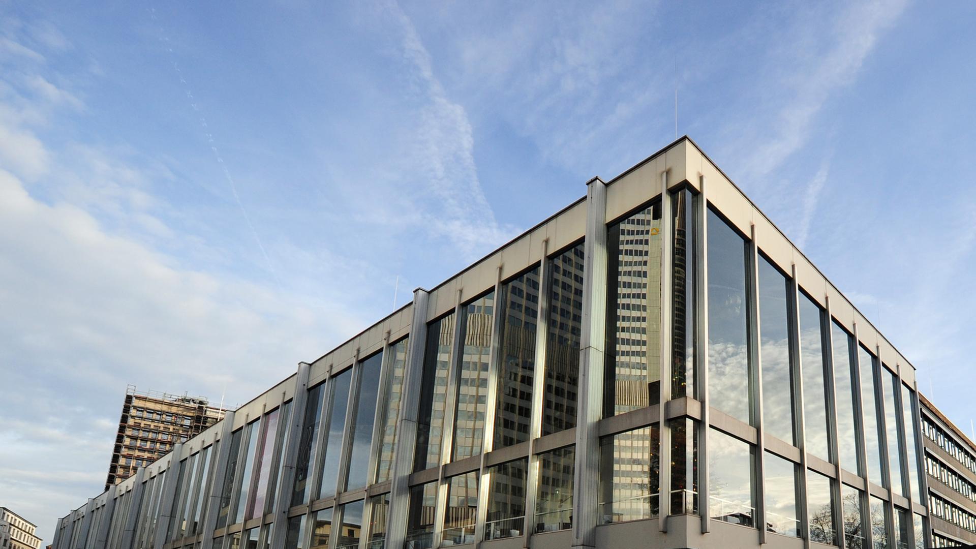 Oper und Schauspiel in Frankfurt am Main: Die beiden Häuser teilen sich ein Gebäude, das an Schlichtheit nicht zu überbieten ist.