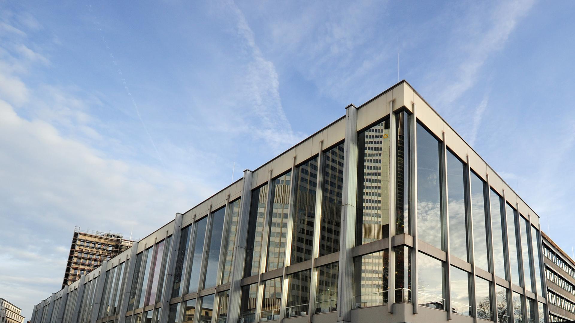 Oper und Schauspiel in Frankfurt am Main: Die beiden Häuser teilen sich ein Gebäude, das an Schlichtheit nicht zu überbieten ist. Oper und Schauspiel in Frankfurt am Main: Die beiden Häuser teilen sich ein Gebäude, das an Schlichtheit nicht zu überbieten ist.