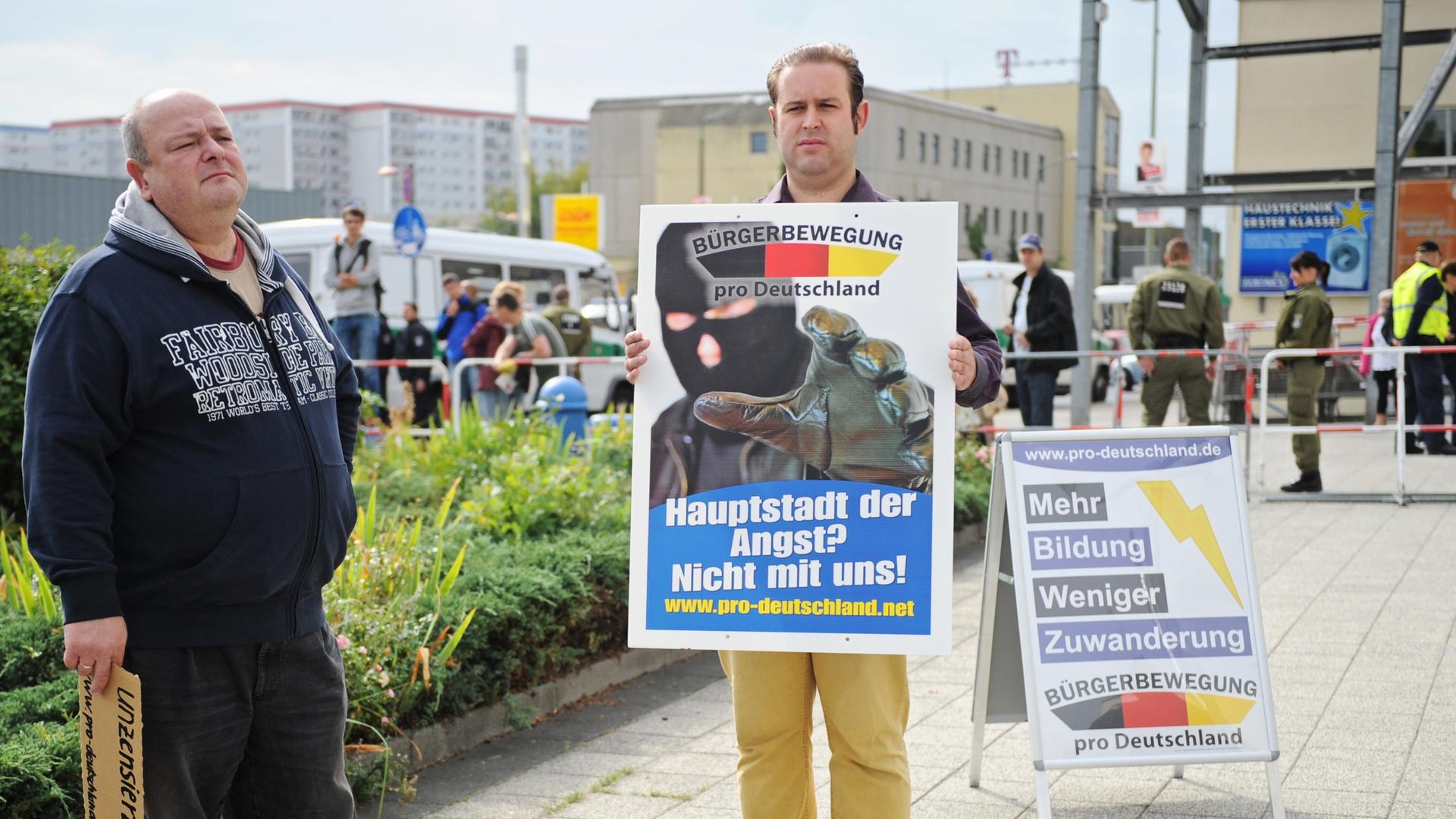 Anhänger der Bürgerbewegung pro Deutschland protestieren gegen das neue Flüchtlingsheim in Berlin-Hellersdorf. Anhänger der Bürgerbewegung pro Deutschland protestieren gegen das neue Flüchtlingsheim in Berlin-Hellersdorf.