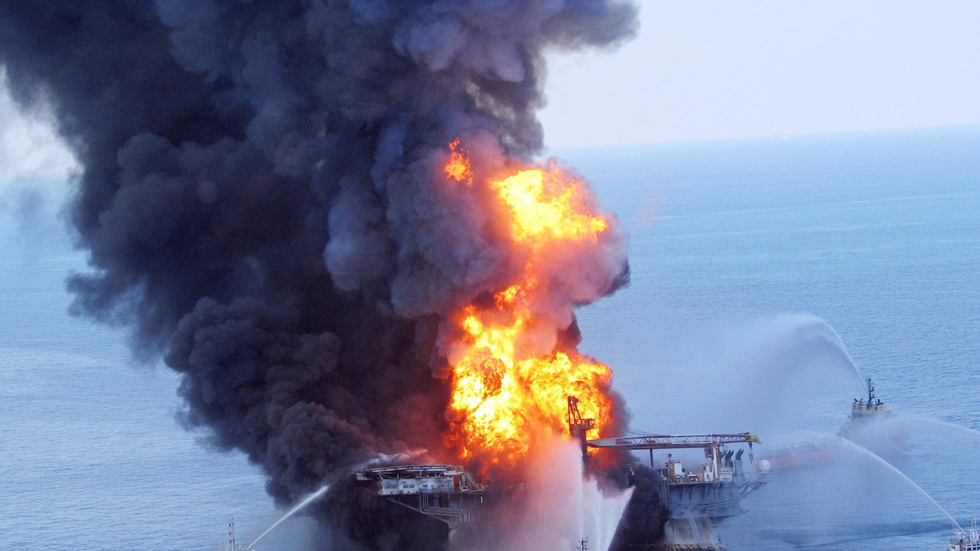 Die brennende Ölplattform Deepwater Horizon im April 2010. Die brennende Ölplattform Deepwater Horizon im April 2010.