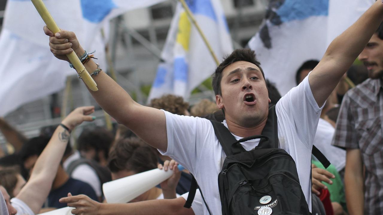 Eine Demo in Argentinien: Menschen schwenken die argentinische Fahne.