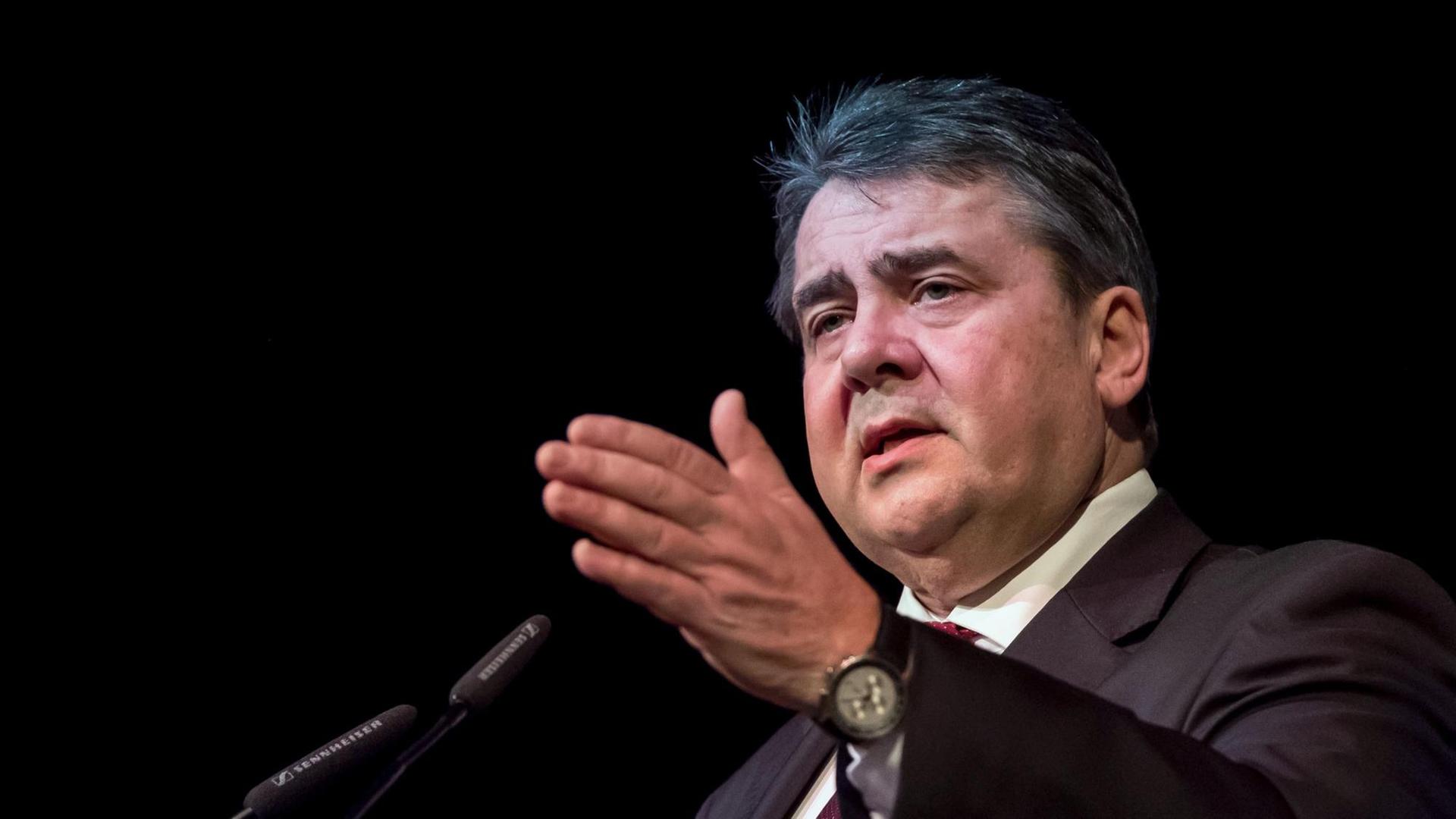 Der SPD-Bundesvorsitzenden Sigmar Gabriel spricht am 14.01.2017 beim Neujahrsempfang der SPD in der Stadthalle in Braunschweig (Niedersachsen). Der SPD-Bundesvorsitzenden Sigmar Gabriel spricht am 14.01.2017 beim Neujahrsempfang der SPD in der Stadthalle in Braunschweig (Niedersachsen).