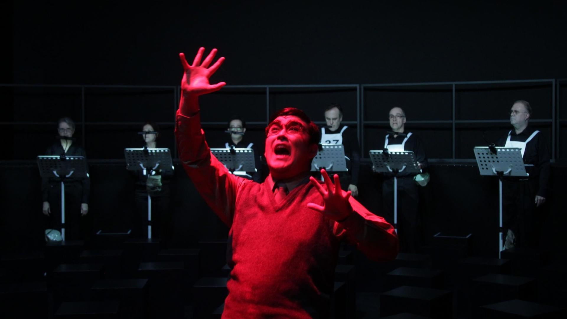 Szene aus "IchundIch" mit Hiroshi Amako und Mitgliedern des Chors der Hamburgischen Staatsoper