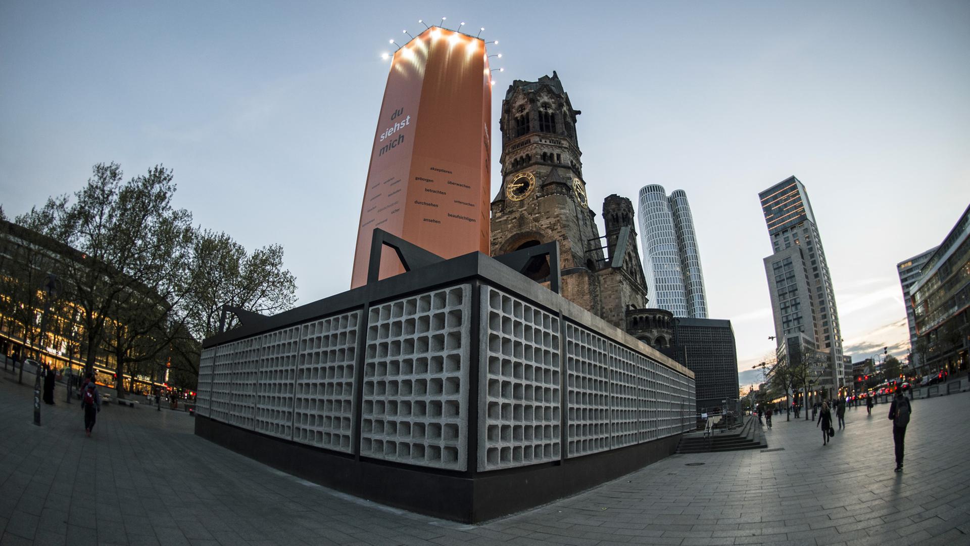 Der Turm der Gedächtniskirche ragt am Anfang Mai 2017 in Berlin über die Kapelle in den Himmel. Nach der denkmalgerechten Instandsetzung wird der Flachbau nun wieder eröffnet. Der Turm der Gedächtniskirche ragt am Anfang Mai 2017 in Berlin über die Kapelle in den Himmel. Nach der denkmalgerechten Instandsetzung wird der Flachbau nun wieder eröffnet.