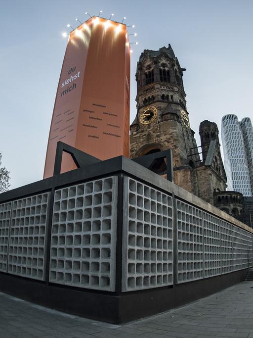 Der Turm der Gedächtniskirche ragt am Anfang Mai 2017 in Berlin über die Kapelle in den Himmel. Nach der denkmalgerechten Instandsetzung wird der Flachbau nun wieder eröffnet.
