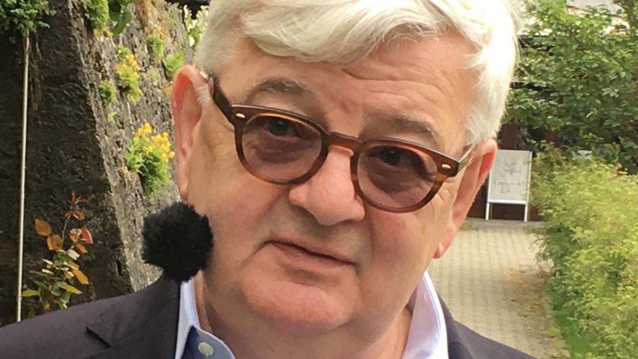 Joschka Fischer im Rosengarten von Langenburg. Joschka Fischer im Rosengarten von Langenburg.