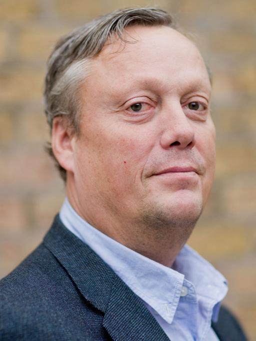 Der schwedische Autor Jonas Jonasson posiert am 15.03.2014 im Rahmen des Literaturfestivals lit.Cologne in Köln.