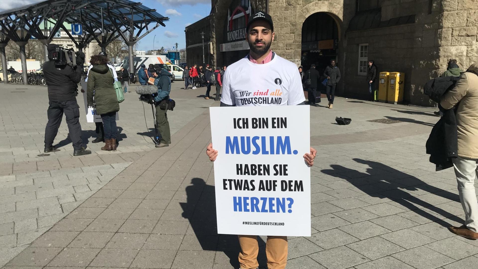Tariq Ahmad vor dem Hambuger Hauptbahnhof. Er ist Mitglied der Ahmadiyyah-Gemeinde in der Stadt. Tariq Ahmad vor dem Hambuger Hauptbahnhof. Er ist Mitglied der Ahmadiyyah-Gemeinde in der Stadt.
