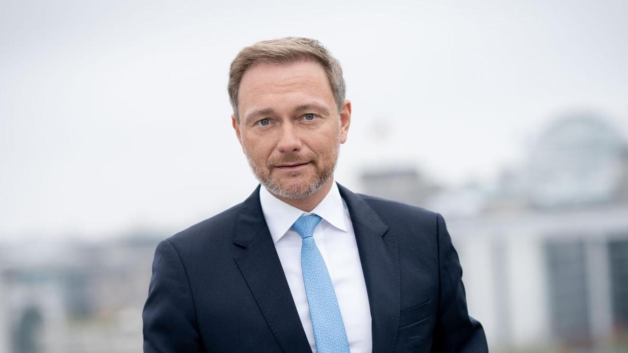 Christian Lindner, Fraktionsvorsitzender im Bundestag und Parteivorsitzender der FDP, steht nach einer Buchpräsentation auf einer Dachterrasse.