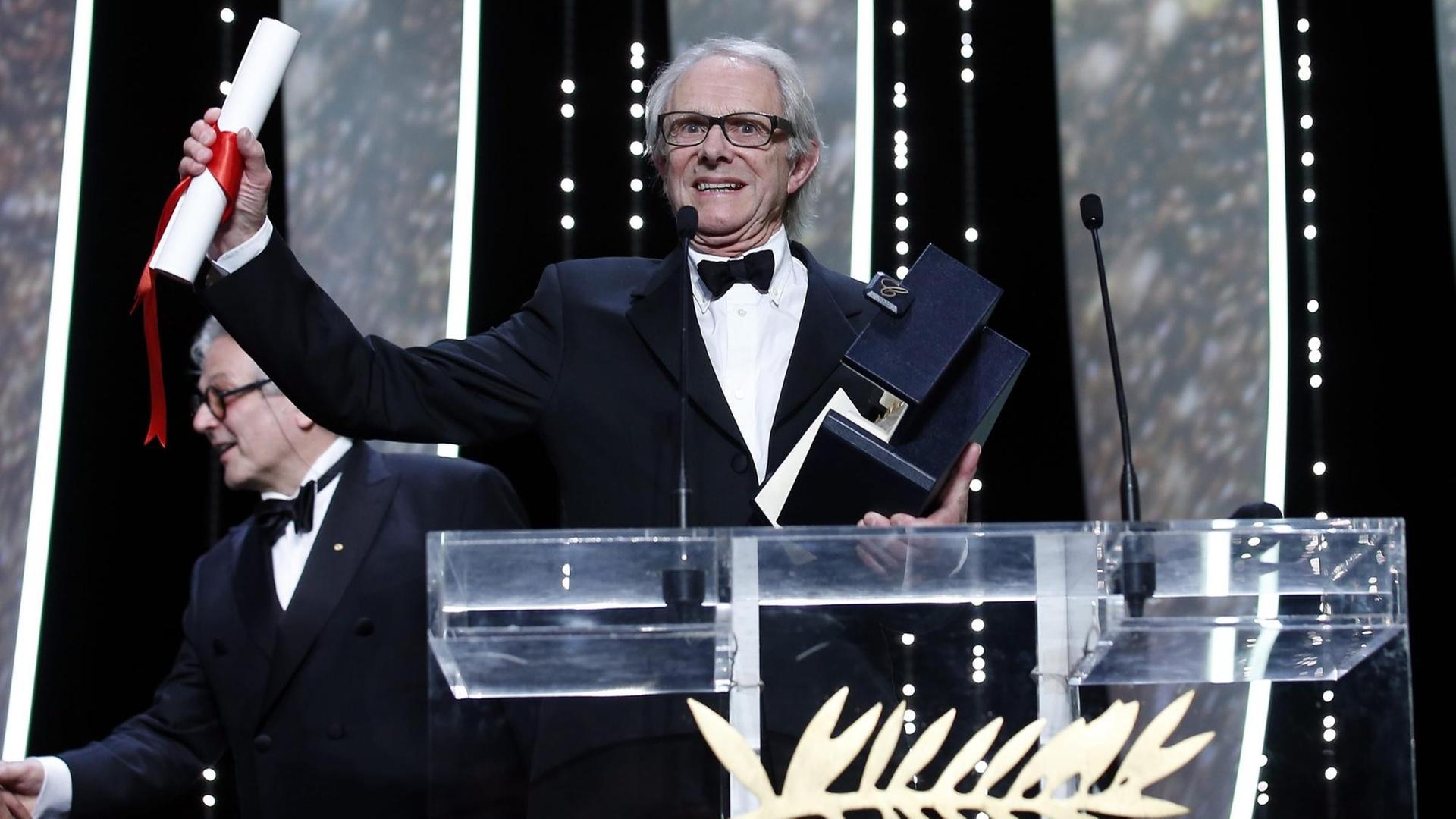 Der britische Regisseur Ken Loach freut sich über die Verleihung der Goldenen Palme. Der britische Regisseur Ken Loach freut sich über die Verleihung der Goldenen Palme.