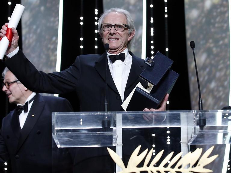 Der britische Regisseur Ken Loach freut sich über die Verleihung der Goldenen Palme.