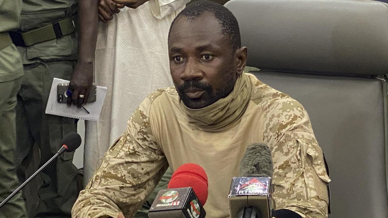 Der neue starke Mann in Mali, Oberst Assimi Goita, spricht in Mikrophone. Der neue starke Mann in Mali, Oberst Assimi Goita, spricht in Mikrophone.
