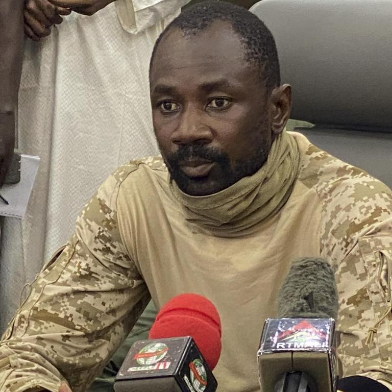 Der neue starke Mann in Mali, Oberst Assimi Goita, spricht in Mikrophone.