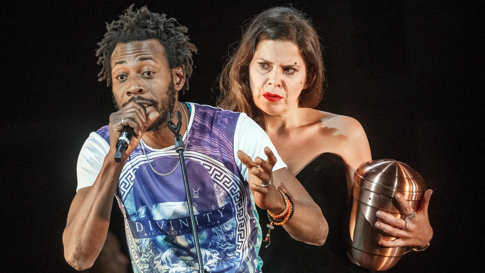 Die Schauspieler Ibrahima Sanogo und Julia Wieninger am 3.12.2015 in Hamburg auf der Fotoprobe von "Schiff der Träume" in der Regie von Karin Beier Die Schauspieler Ibrahima Sanogo und Julia Wieninger am 3.12.2015 in Hamburg auf der Fotoprobe von "Schiff der Träume" in der Regie von Karin Beier
