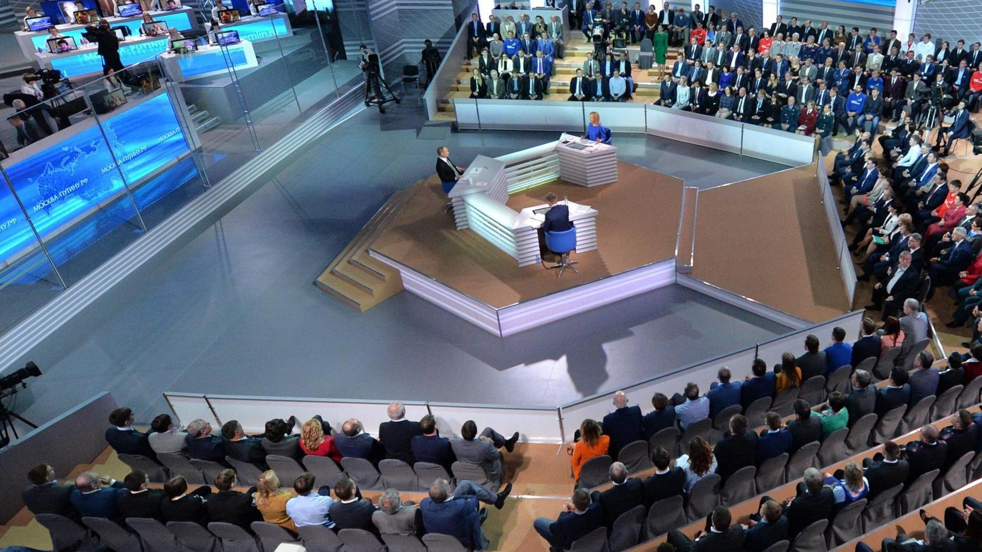 Russlands Präsident Putin äußert sich in einem Fernsehstudio vor Bürgern zur politischen Lage.
