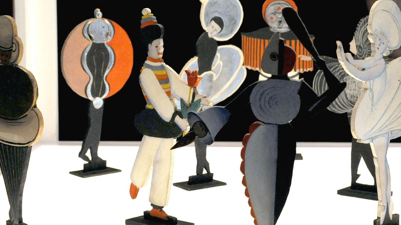 "10 Figuren zum Triadischen Ballett" von Oskar Schlemmer (1888-1943), hier 2009 ausgestellt im Museum Würth in Künzelsau. "10 Figuren zum Triadischen Ballett" von Oskar Schlemmer (1888-1943), hier 2009 ausgestellt im Museum Würth in Künzelsau.