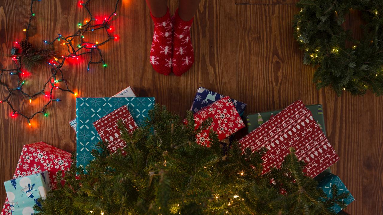 Geschenke unter einem Weihnachtsbaum. Geschenke unter einem Weihnachtsbaum.