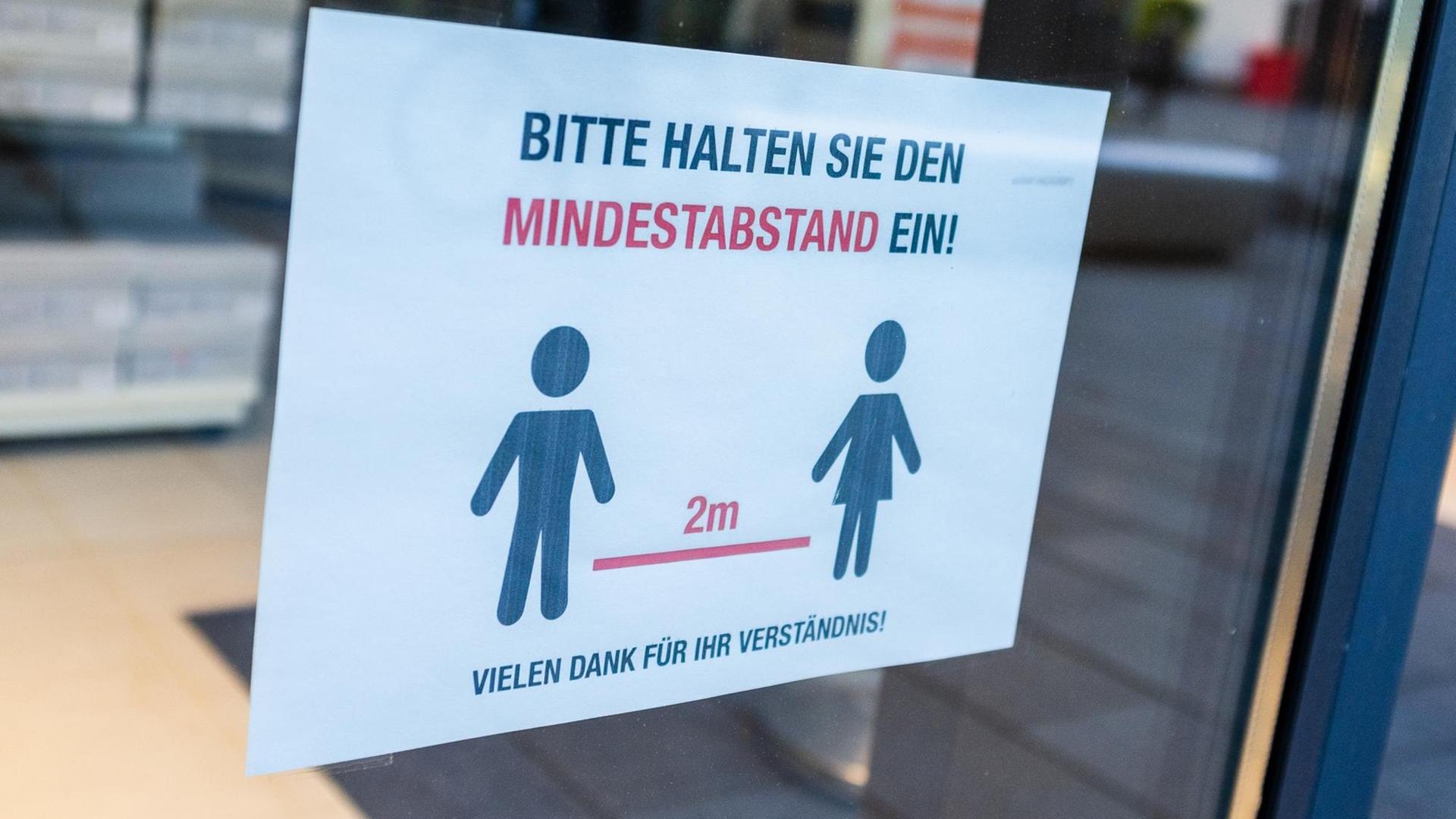 Hinweisschild an einem Laden in der Leipziger Innenstadt, dass man einen Mindestabstand von 2 Metern einhalten soll. Hinweisschild an einem Laden in der Leipziger Innenstadt, dass man einen Mindestabstand von 2 Metern einhalten soll.