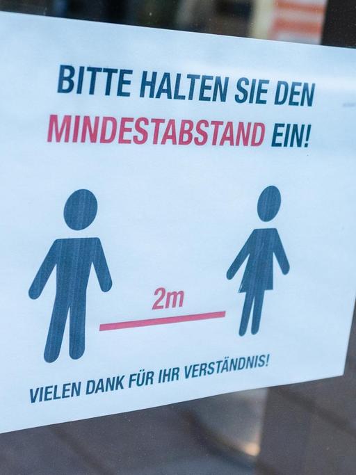 Hinweisschild an einem Laden in der Leipziger Innenstadt, dass man einen Mindestabstand von 2 Metern einhalten soll.