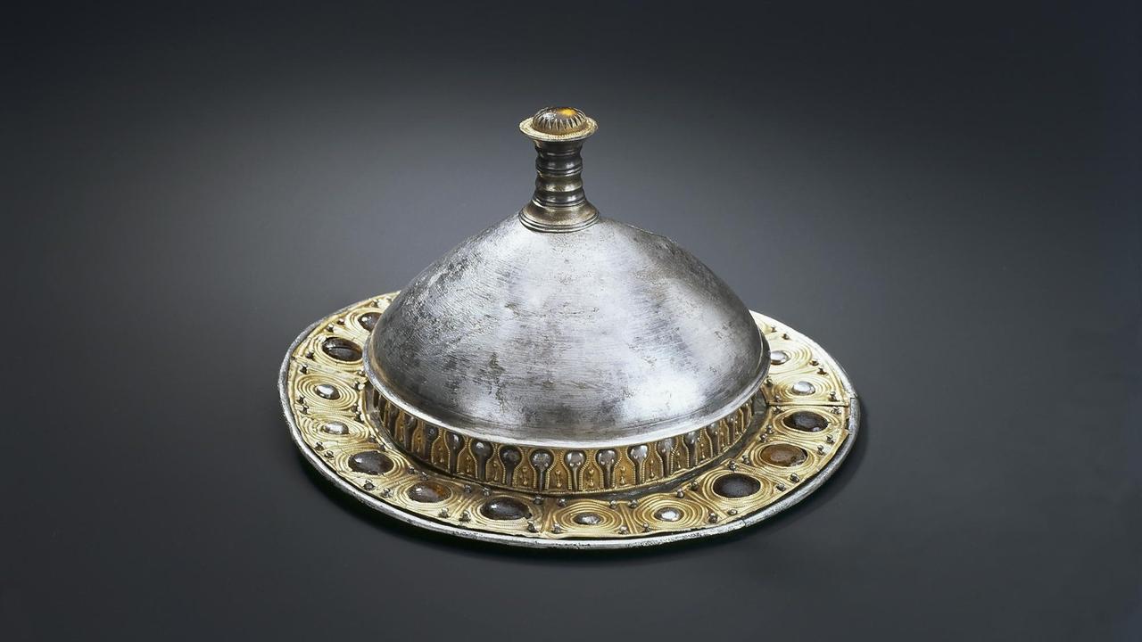 Aus einem römischen Gefäß hergestellter Schildbuckel, aus dem sog. Fürstengrab vonGommern, Lkr. Jerichower Land, Mittleres Drittel 3. Jh. n. Chr Aus einem römischen Gefäß hergestellter Schildbuckel, aus dem sog. Fürstengrab vonGommern, Lkr. Jerichower Land, Mittleres Drittel 3. Jh. n. Chr