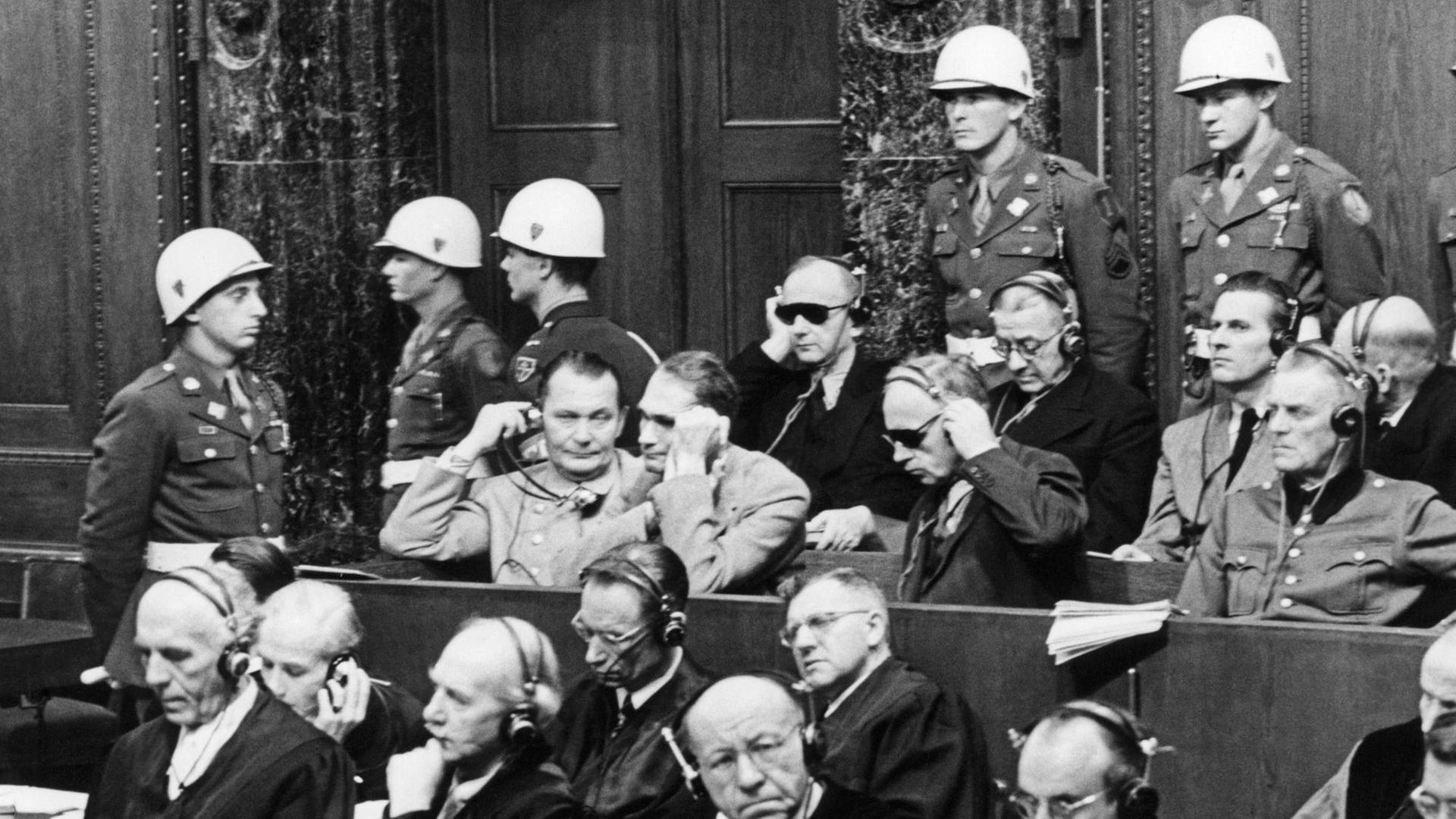 Foto der Nürnberger Prozesse, 1. Reihe v.l. Hermann Göring, Rudolf Heß, Joachim von Ribbentrop, Wilhelm Keitel dahinter 2. Reihe: Erich Raeder, Baldur von Schirach, Fritz Sauckel.