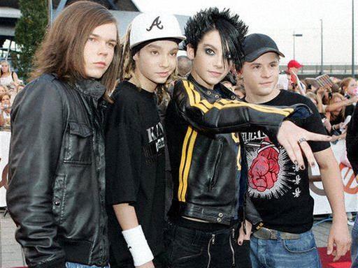 Tokio Hotel, Sänger Bill: Haarlack, Kajal und schwarz lackierte Fingernägel