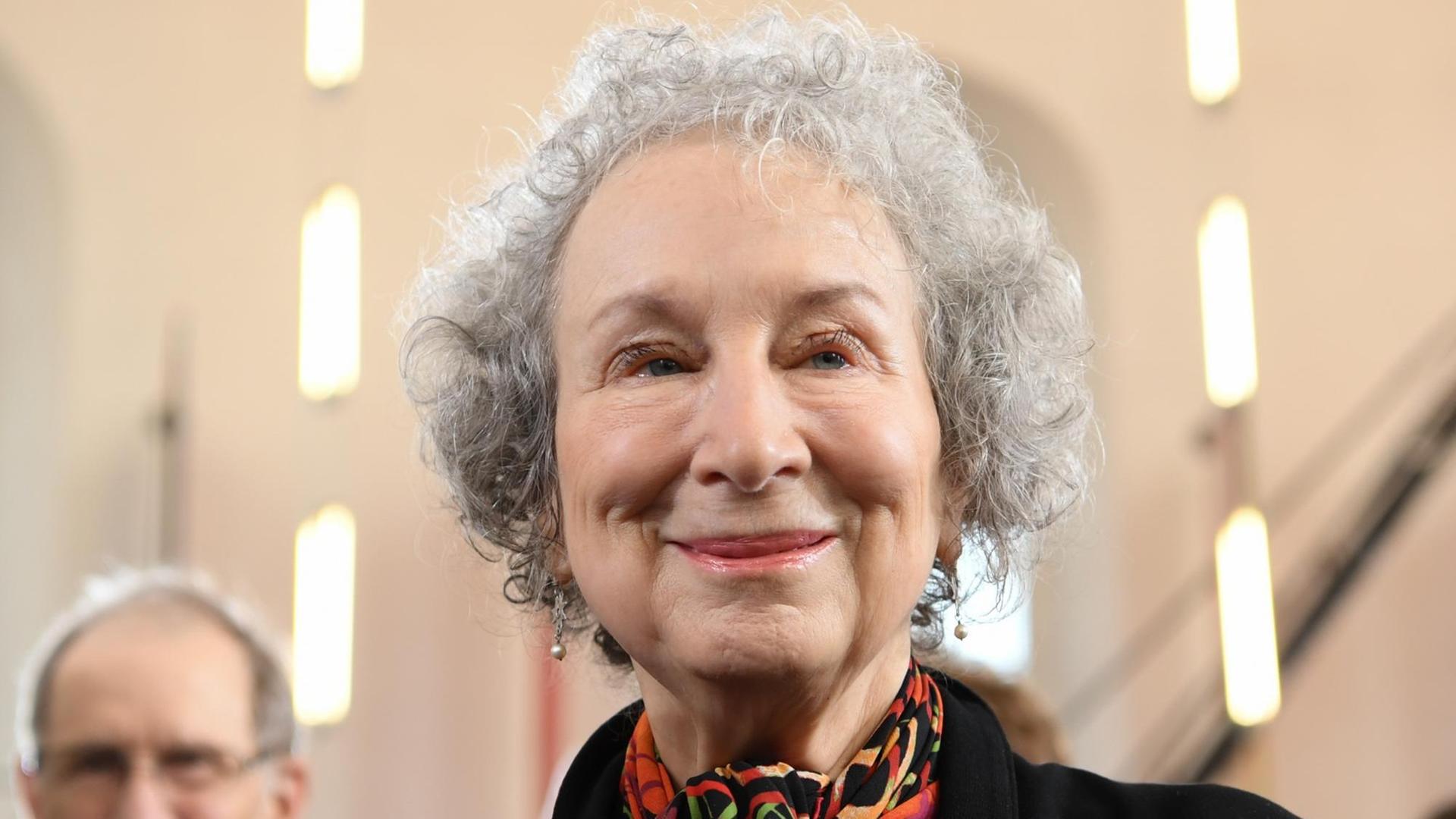 Die kanadische Schriftstellerin Margaret Atwood blickt am 15.10.2017 bei der Verleihung des Friedenspreises des Deutschen Buchhandels in der Paulskirche in Frankfurt am Main (Hessen) in die Runde. Die 77 Jahre alte Autorin wird für «Humanität, Gerechtigkeitsstreben und Toleranz» in ihrem umfangreichen Schaffen geehrt. Die renommierte Auszeichnung, die seit 1950 vergeben wird, ist mit 25 000 Euro dotiert. Die kanadische Schriftstellerin Margaret Atwood blickt am 15.10.2017 bei der Verleihung des Friedenspreises des Deutschen Buchhandels in der Paulskirche in Frankfurt am Main (Hessen) in die Runde. Die 77 Jahre alte Autorin wird für «Humanität, Gerechtigkeitsstreben und Toleranz» in ihrem umfangreichen Schaffen geehrt. Die renommierte Auszeichnung, die seit 1950 vergeben wird, ist mit 25 000 Euro dotiert.