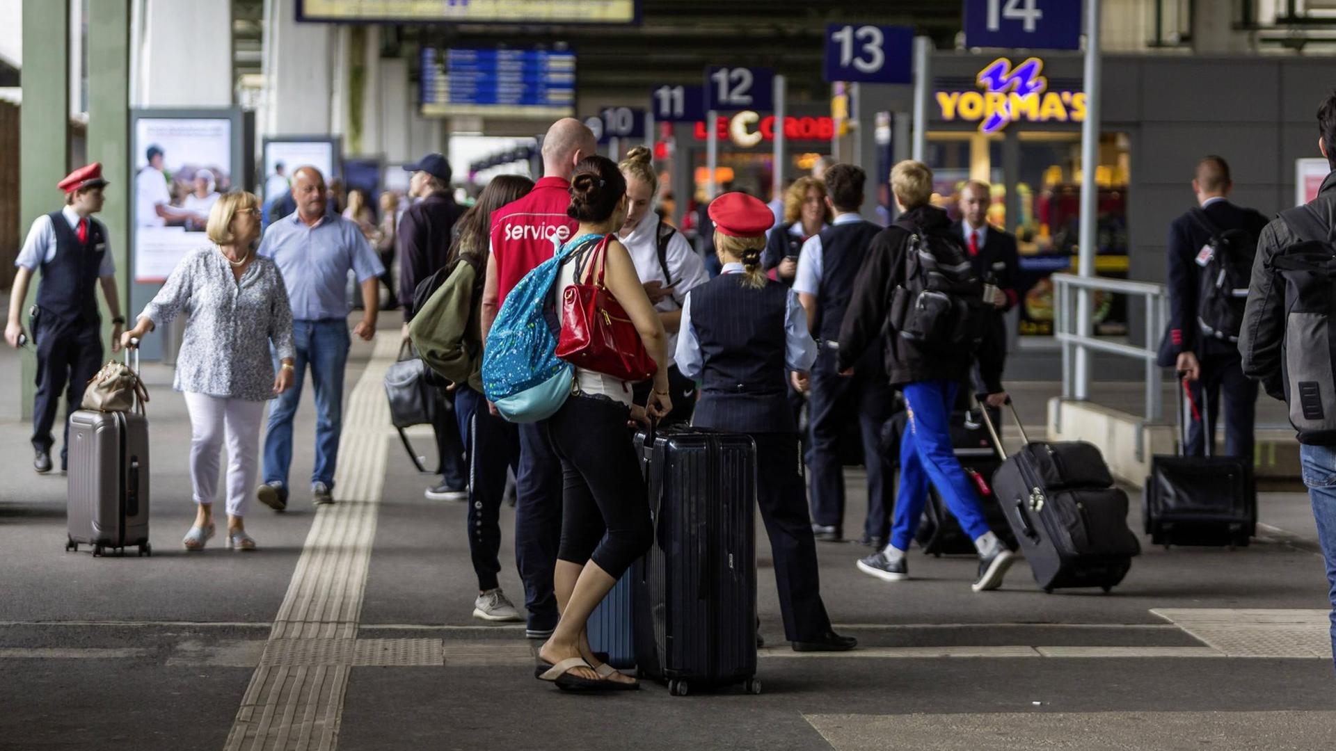 Reisende am Hauptbahnhof Stuttgart Reisende am Hauptbahnhof Stuttgart