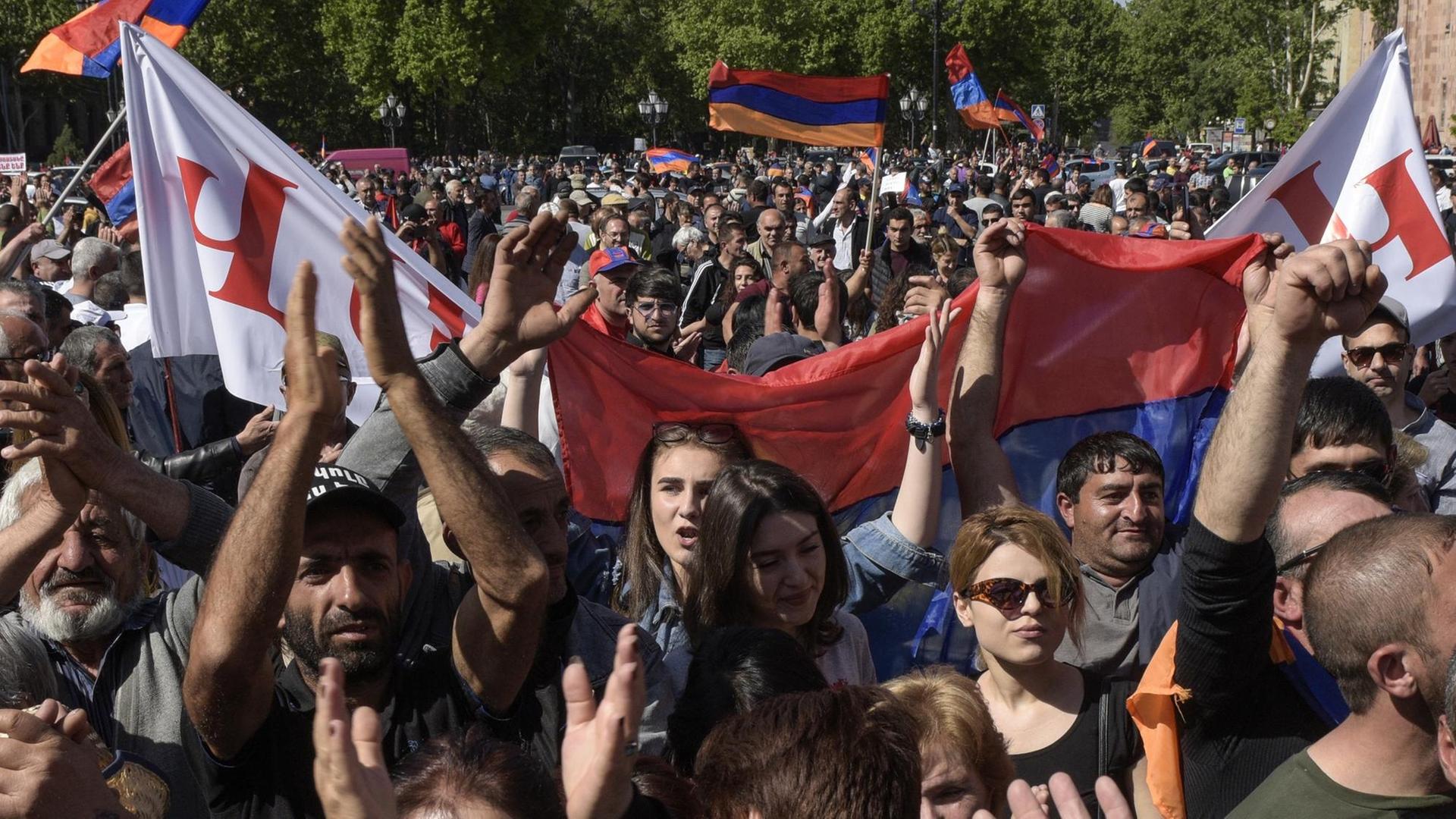 Das Foto zeigt Anhänger des armenischen Politikers Nikol Paschinjan auf einer Kundgebung in der Hauptstadt Eriwan. Das Foto zeigt Anhänger des armenischen Politikers Nikol Paschinjan auf einer Kundgebung in der Hauptstadt Eriwan.